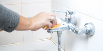 Lavando banheiro - Créditos: depositphotos.com / Kryzhov