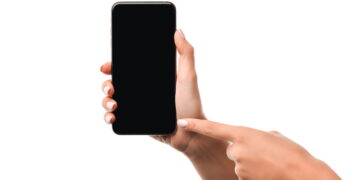 Pessoa segurando celular - Créditos: depositphotos.com / HayDmitriy