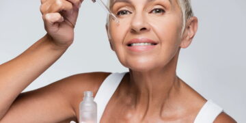 Aplicando ácido hilaurônico - Créditos: depositphotos.com / Ischukigor