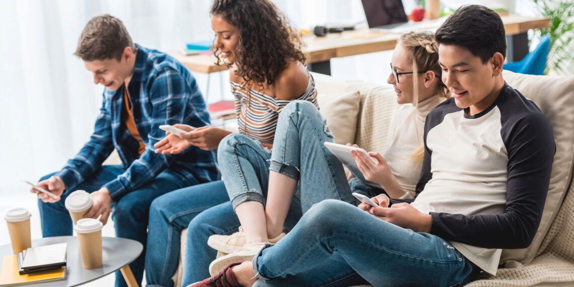 Séries teens - Créditos: depositphotos.com / ArturVerkhovetskiy