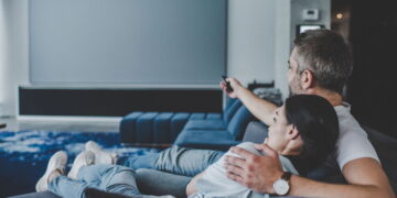 Assistir TV - Créditos: depositphotos.com / ArturVerkhovetskiy