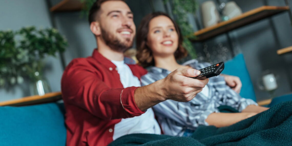 Assistir tv acompanhado - Créditos: depositphotos.com / VitalikRadko