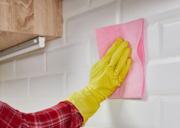 Limpeza de azulejos - Créditos: depositphotos.com / wertinio