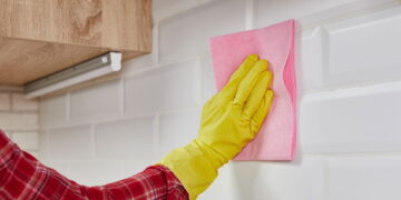 Limpeza de azulejos - Créditos: depositphotos.com / wertinio
