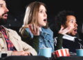 Pessoas no cinema -Créditos: depositphotos.com / IgorVetushko