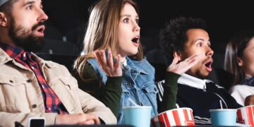 Pessoas no cinema -Créditos: depositphotos.com / IgorVetushko