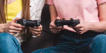 Pessoas jogando em console - Créditos: depositphotos.com / AndrewLozovyi