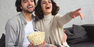 Casal assistindo filme - Créditos: depositphotos.com / AllaSerebrina