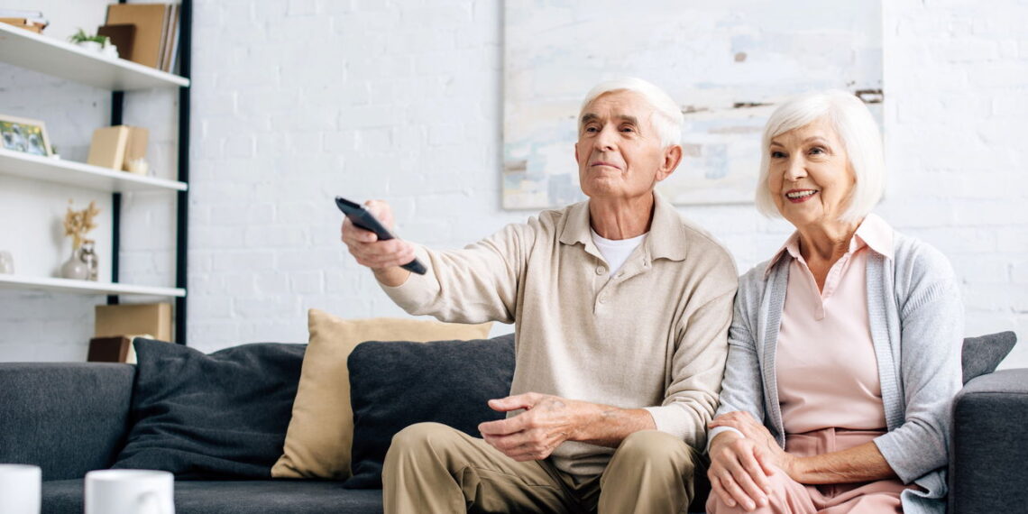 Idosos assistindo - Créditos: depositphotos.com / VitalikRadko