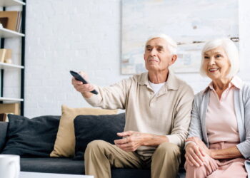 Idosos assistindo - Créditos: depositphotos.com / VitalikRadko