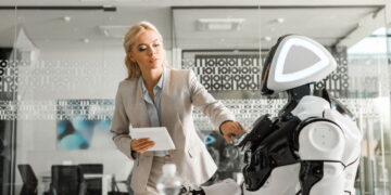 Robô humanoide e mulher - Créditos: depositphotos.com / VitalikRadko