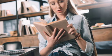 Mulher lendo livro -Créditos: depositphotos.com / ArturVerkhovetskiy