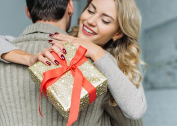 Presente surpresa - https://comentei.com.br/horoscopo/2025/01/20/em-busca-do-amor-verdadeiro-descubra-os-signos-que-estao-nessa-fase/