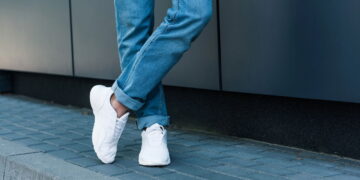 Tênis branco - Créditos: depositphotos.com / IgorVetushko