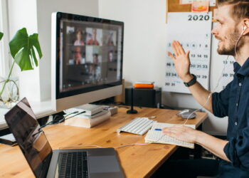 Reunião de trabalho on-line - Créditos: depositphotos.com / Girtss