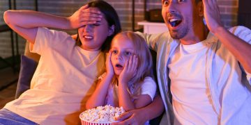 Assistir em família - Créditos: depositphotos.com / serezniy