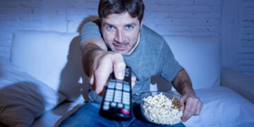 Assistindo tv- Créditos: depositphotos.com / focuspocusltd
