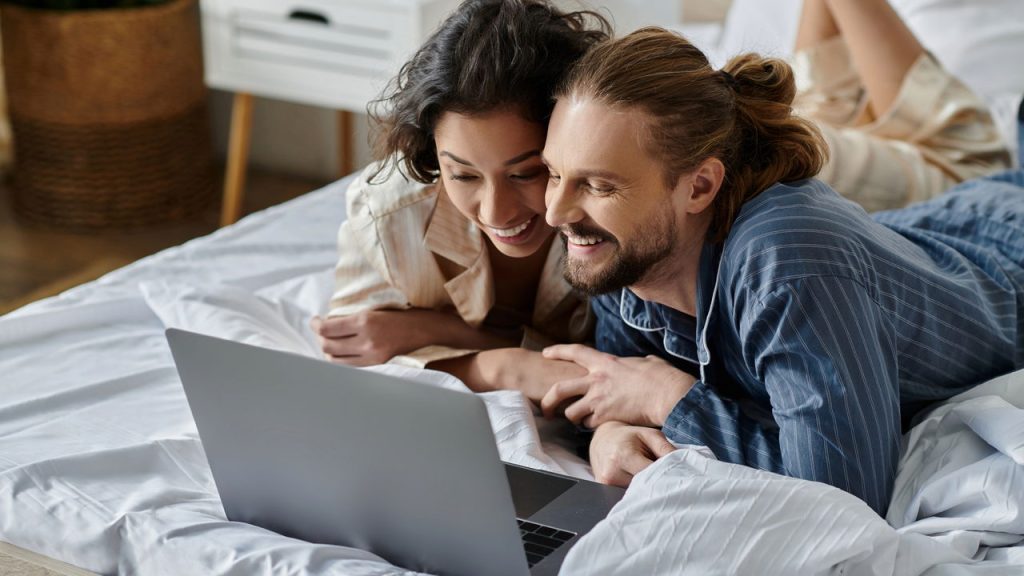 Casal assistindo - Créditos: depositphotos.com / HayDmitriy