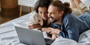 Casal assistindo - Créditos: depositphotos.com / HayDmitriy