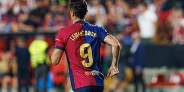 Lewandowski retorna ao Barcelona para confronto decisivo na Champions League