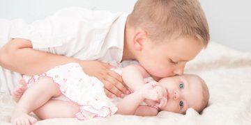 Nomes de irmãos iniciados com a mesma letra como Mavie e Mel para você se inspirar!