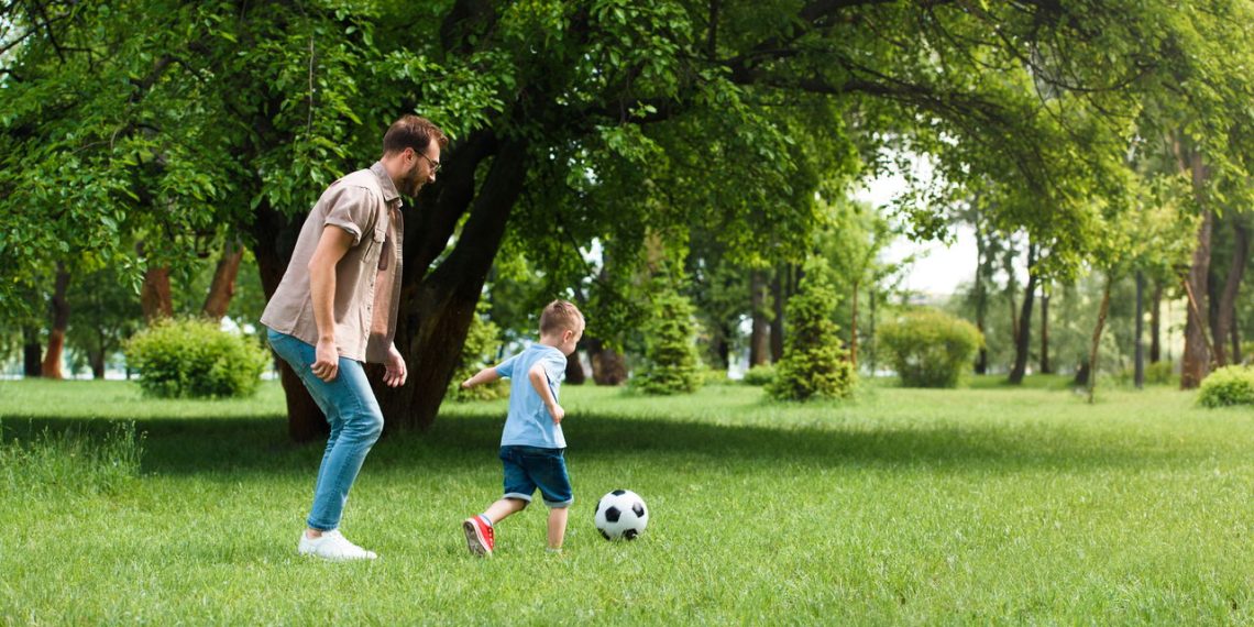 Pai brincando com filho - Créditos: depositphotos.com / VitalikRadko