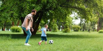 Pai brincando com filho - Créditos: depositphotos.com / VitalikRadko