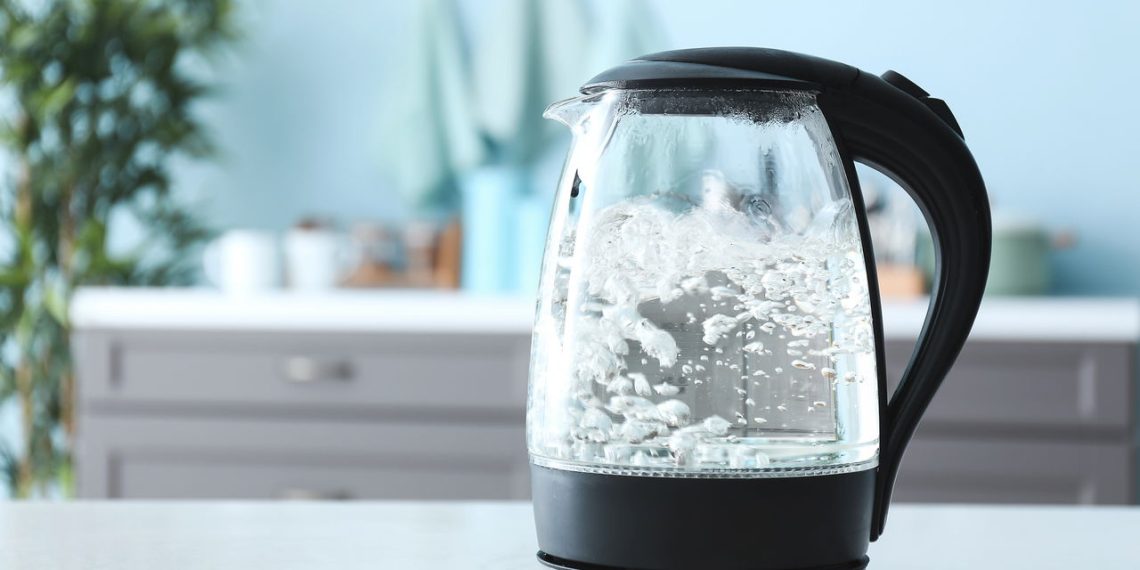 Oferta imperdível da Chaleira Elétrica Oster Tea com infusor de chá na Amazon