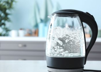 Oferta imperdível da Chaleira Elétrica Oster Tea com infusor de chá na Amazon