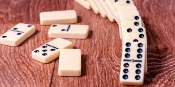 Dominó - Créditos: depositphotos.com / ryabuha_nazar