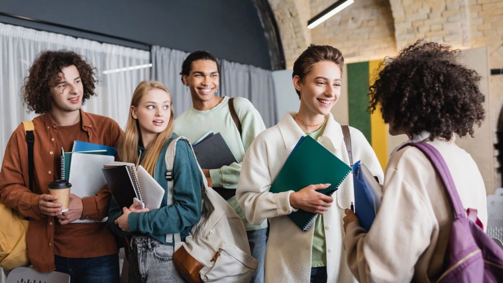 Universitários - Créditos: depositphotos.com / HayDmitriy