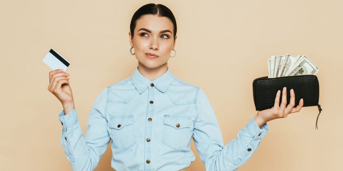 Mulher pensativa sobre dinheiro - Créditos: depositphotos.com / IgorVetushko