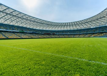 Gramado de futebol - Créditos: depositphotos.com / ArturVerkhovetskiy