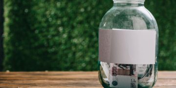 Juntando dinheiro - Créditos: depositphotos.com / EdZbarzhyvetsky