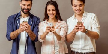 Jovens usando celular - Créditos: depositphotos.com / GeorgeRudy