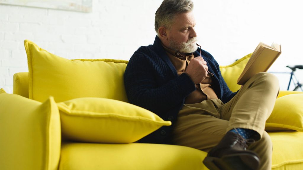 Homem lendo - Créditos: depositphotos.com / VitalikRadko