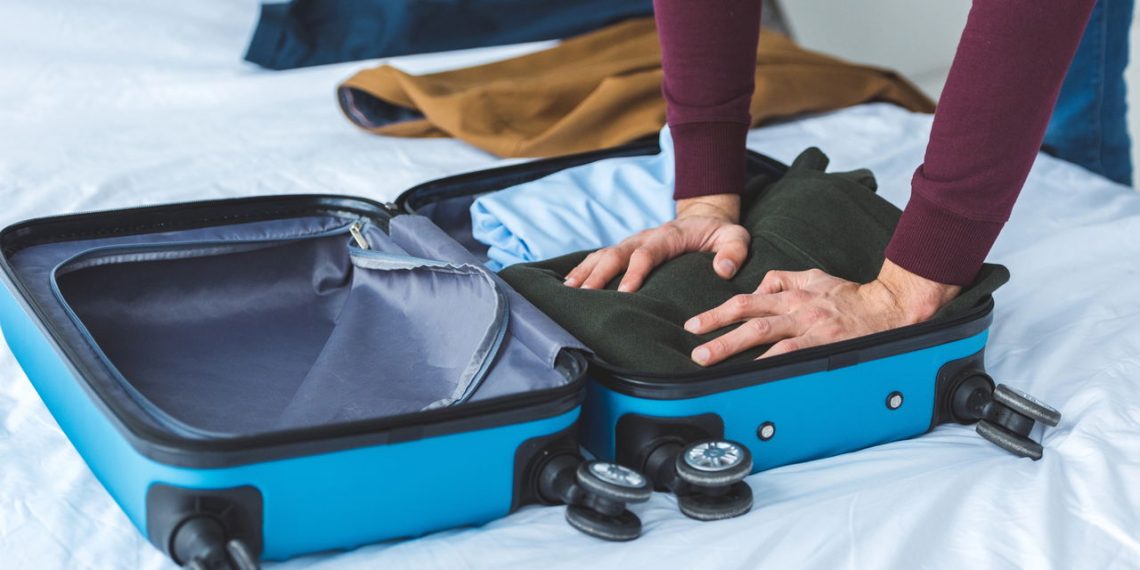 Arrumando mala - Créditos: depositphotos.com / AllaSerebrina