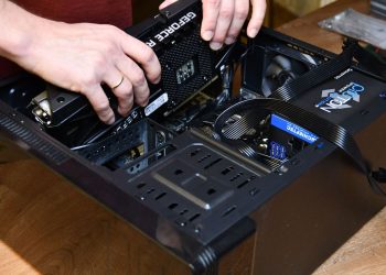 Técnico montando GPU - Créditos: depositphotos.com / Ninelro