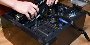 Técnico montando GPU - Créditos: depositphotos.com / Ninelro