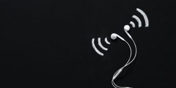 Fones de ouvido - Créditos: depositphotos.com / KostyaKlimenko