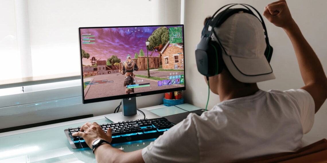 Garoto jogando no PC - Créditos: depositphotos.com / JJFarquitectos