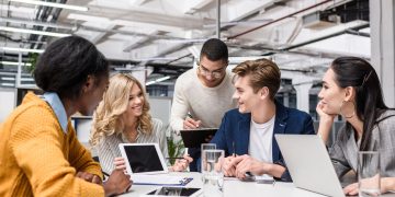 Trabalho em equipe - Créditos: depositphotos.com / IgorTishenko