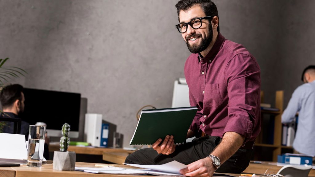 Homem trabalhando - Créditos: depositphotos.com / ArturVerkhovetskiy