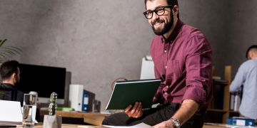 Homem trabalhando - Créditos: depositphotos.com / ArturVerkhovetskiy