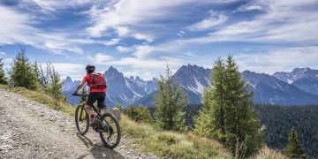 Este dispositivo é essencial para quem faz trilhas de bicicletas, usa patinetes e até para o uso de automóveis