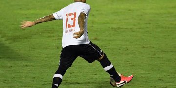 Nova regra da CBF pune jogadores que subirem na bola durante o jogo