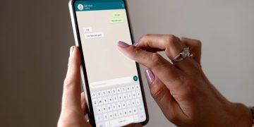 Jovem usando WhatsApp - Créditos: depositphotos.com / AlexRuhl