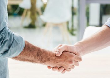 Você sabe como surgiu o aperto de mão? Descubra agora