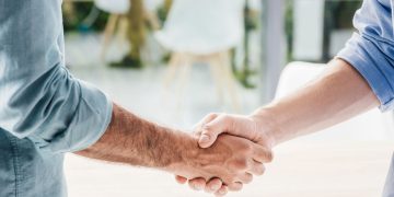 Você sabe como surgiu o aperto de mão? Descubra agora