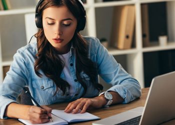 Jovem estudando - Créditos: depositphotos.com / AllaSerebrina